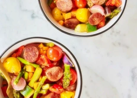 légumes et saucisses à la poêle
