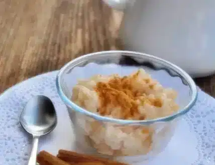 Crème de riz maison crémeuse servie en verrine avec cannelle