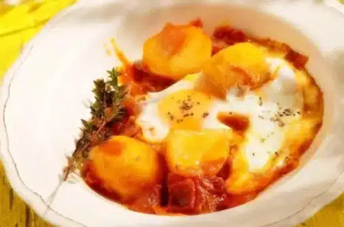 Pommes de terre aux œufs à la vapeur servies dans une casserole familiale