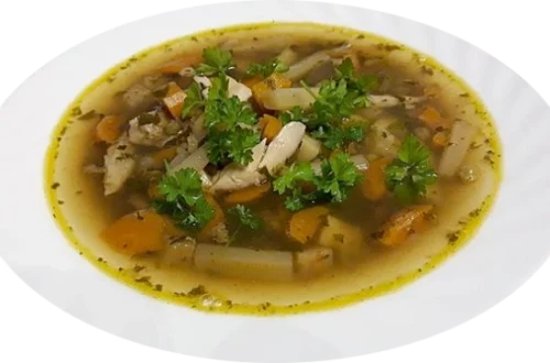 bouillon de poulet maison dans une marmite traditionnelle