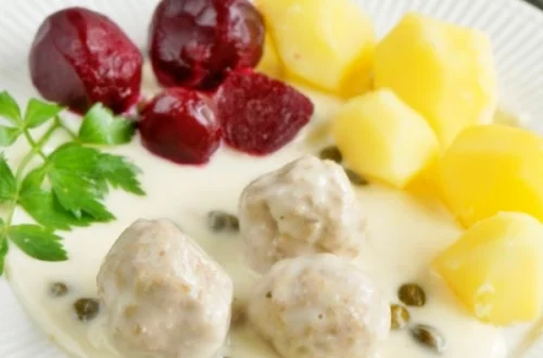 boulettes de viande aux câpres dans une sauce blanche