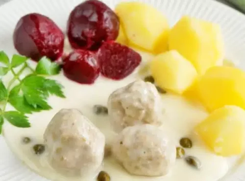 boulettes de viande aux câpres dans une sauce blanche