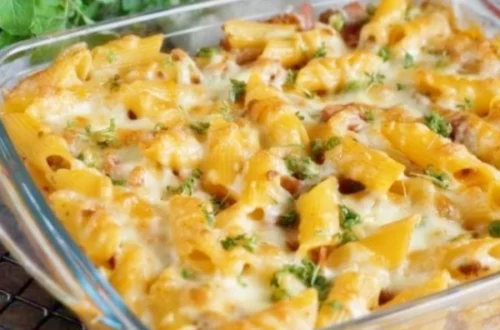 rigatoni al forno gratinés au fromage dans un plat