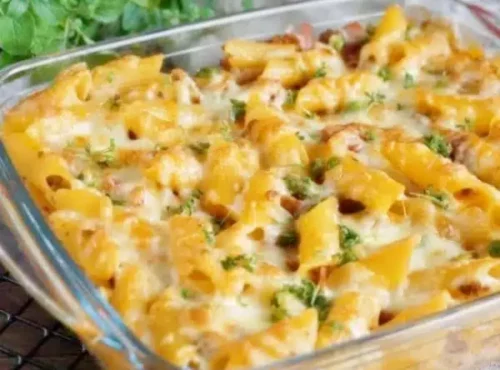 rigatoni al forno gratinés au fromage dans un plat