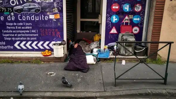 image d'un sans abri dans la rue