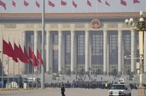 La Chine maintient les manifestants à distance alors que le parlement se réunit