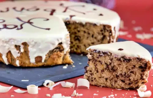 gâteau des rois avec glaçage au chocolat blanc