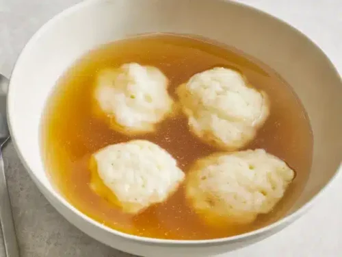 dumplings maison dans une soupe