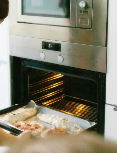 Gâteau enfourné dans un four mal préchauffé, empêchant la pâte de bien gonfler à la cuisson